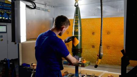 Ein Arbeiter im Rheinmetall-Werk, 6.6.2023 (IMAGO / sepp spiegl)