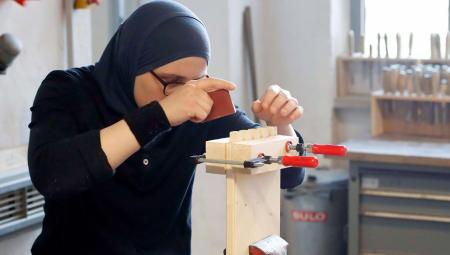 Eine Frau arbeitet in der Übungswerkstatt für Handwerksausbildung der Initiative ARRIVO für Geflüchtete, 30.10.2017 (IMAGO / Berlinfoto)