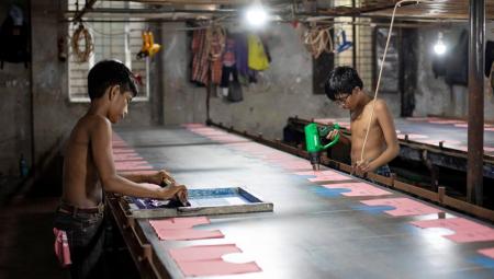 Minderjährige in einer Druckerei für Kleidung in Narayanganj, Bangladesch. Die Lieferkettengesetze sollen dafür sorgen, dass Unternehmen ihre Zulieferer auf menschenrechtliche Risiken hin überprüfen, 19.7.2025 (Ziaul Haque / IMAGO / NurPhoto)