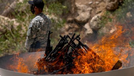 Eine Gruppe der PKK vernichtet Waffen im Nordirak, 11.7.2025 (IMAGO / Anadolu Agency)