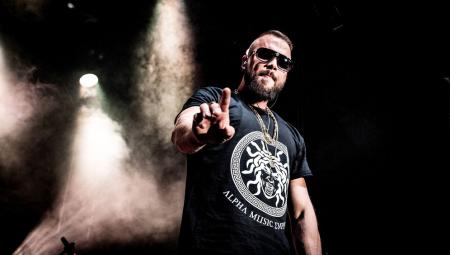 Kollegah bei einem Live-Auftritt, 1.4.2017 (IMAGO / HMB Media / Lukas Seufert)