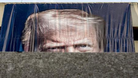 Ein Banner mit dem Portrait von US-Präsident Donald Trump hängt am Arbeitsministerium der Vereinigten Staaten in Washington, 1.9.2025 (IMAGO / ZUMA Press Wire)
