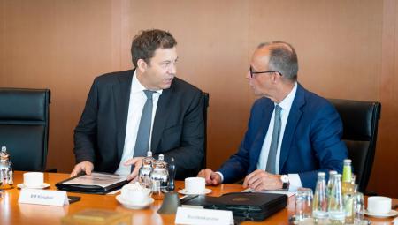 Lars Klingbeil, Bundesminister der Finanzen und Vizekanzler und Bundeskanzler Friedrich Merz, 10.9.2025 (IMAGO / Bernd Elmenthaler)