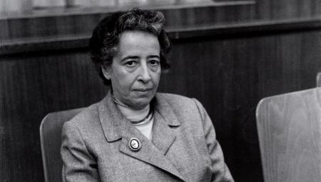 Hannah Arendt auf dem 1. Kulturkritikerkongress, 1958. Münchner Stadtmuseum, Sammlung Fotografie, Archiv Barbara Niggl Radloff.|https://sammlungonline.muenchner-stadtmuseum.de/objekt/hannah-arendt-auf-dem-1-kulturkritikerkongress-10218950/__BREAK__(Creative Commons Attribution-Share Alike 4.0 International)|https://creativecommons.org/licenses/by-sa/4.0/deed.de__BREAK__