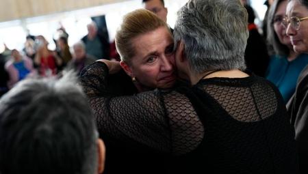 Die dänische Ministerpräsidentin Mette Frederiksen (Mitte) entschuldigte sich im September in Nuuk bei betroffenen Frauen von Zwangsverhütungen, 24.9.2025 (IMAGO / Ritzau Scanpix)