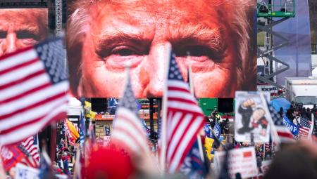 Donald Trumps Gesicht auf Videoleinwänden vor dem Weißen Haus in Washington, 6.1.2021 (IMAGO / Newscom World)