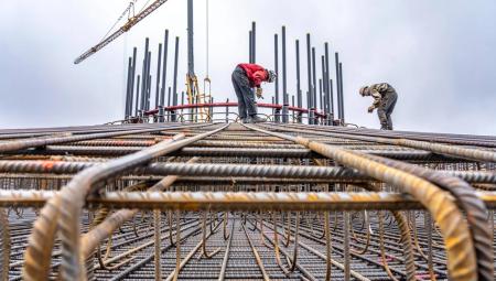 Wirksame öffentlich-private Partnerschaften beinhalten Regelungen, die sicherstellen, dass öffentliche Unterstützung auch einen öffentlichen Mehrwert schafft. Hier zu sehen: Bauarbeiten für ein Windrad (IMAGO / Jochen Tack)