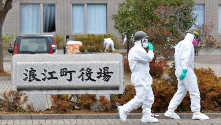 Mitglieder der japanischen Streitkräfte bei Dekontaminierungsarbeiten im Rathaus von Namie Machi, 8 Kilometer vom Atomkraftwerk Fukushima entfernt, 8.12.2011 (IMAGO / UPI Photo)