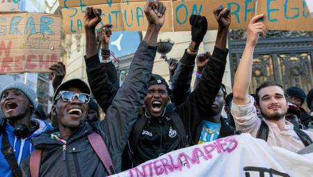 Mitglieder der Bürgerinitiative »Regularización Ya« vor dem Abgeordnetenhaus in Madrid, 9.4.2024 (IMAGO / SOPA Images)