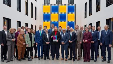 Bärbel Bas (SPD), Bundesministerin für Arbeit und Soziales, nimmt den Abschlussbericht der Kommission zur Sozialstaatsreform entgegen, 27.1.2026 (IMAGO / Jürgen Heinrich)