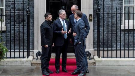 Wolodymyr Selenskyj, Keir Starmer, Friedrich Merz und Emmanuel Macron vor der Downing Street 10 in London, 8.12.2025 (IMAGO / ZUMA Press Wire)