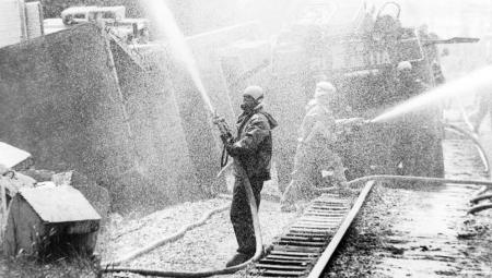 Bei den Dekontaminierungsarbeiten auf dem Gelände des Atomkraftwerks Tschernobyl 1986 (IMAGO / SNA)