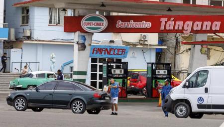 Ein Mann saugt Treibstoff aus einem Container neben einer staatlichen Tankstelle in Kuba ab, weil diese wegen Treibstoffmangels geschlossen ist, 24.1.2026 (IMAGO / imagebroker)
