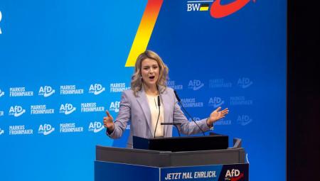 Die AfD-Bundestagsabgeordnete Diana Zimmer bei einer Wahlkampfveranstaltung in Pforzheim, 13.2.2026 (IMAGO / Arnulf Hettrich)