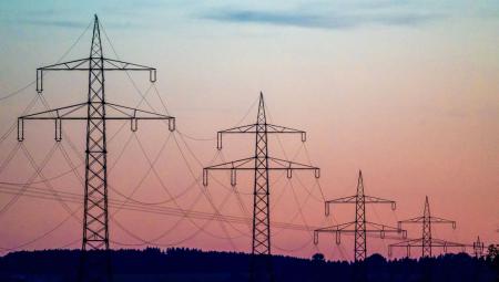 Hochspannungsleitungen in Bayern (IMAGO / Bihlmayerfotografie)