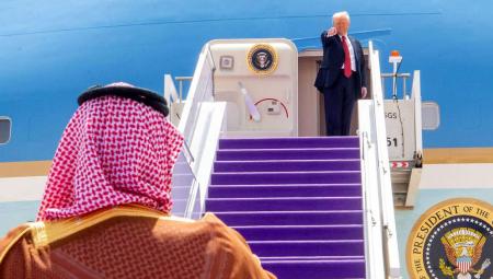 Donald Trump bei seiner Abreise aus Saudi-Arabien, 14.5.2025 (IMAGO / APAimages)