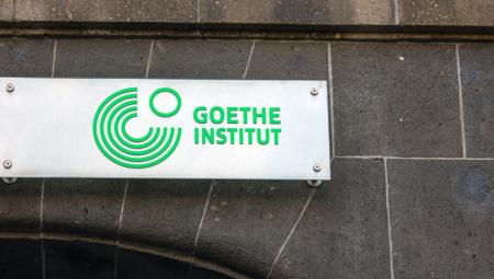 Das Logo am Goethe-Institut Berlin, 20.12.2021 (IMAGO / Dirk Sattler)