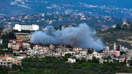 Im Schatten des Iran-Krieges tobt im Libanon die x-te Auflage des jahrzehntealten Konflikts zwischen Israel und der Hisbollah. Dieses Foto zeigt Rauch, der nach einem israelischen Luftangriff auf ein Haus in Bnaafoul im Südlibanon aufsteigt, 17.5.2026 (IMAGO / Xinhua / Ali Hashisho)