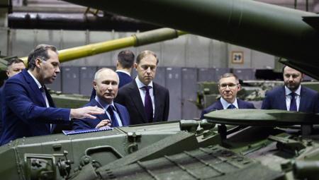 UVZ-Geschäftsführer Alexander Potapov begleitet Wladimir Putin,und seine Delegation bei ihrem Besuch im Maschinenbauwerk UralVagonZavod, 15.2.2024 (IMAGO / ITAR-TASS / Ramil Sitdikov)