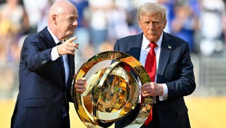 FIFA-Präsident Gianni Infantino und Donald Trump mit dem Siegerpokal der Club-WM, 13.7.2025 (IMAGO / Ulrich Hufnagel)