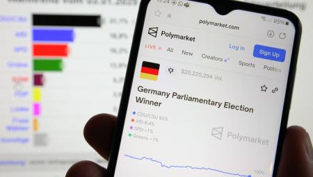 Auf einem Smartphone wurde die App der Wettplattform Polymarket aufgerufen. Auf der Prognosemarktplattform Polymarket kann unter anderem auf den Ausang der Wahl gewettet werden. (IMAGO / Hanno Bode)