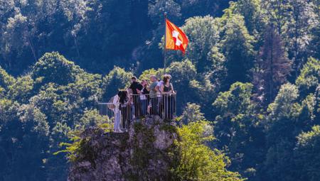  Unter dem Titel »Keine 10-Millionen-Schweiz« verlangt die rechtsnationalistische Schweizerische Volkspartei die Einführung eines Bevölkerungsdeckels in der Verfassung. Foto vom Rheinfall, 10.5.2025 (IMAGO / dieBildmanufaktur)
