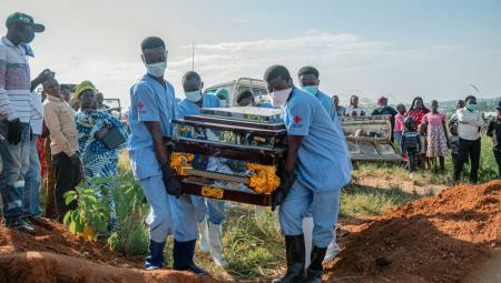  Eine Leiche wird von Gesundheitsbeamten in Schutzanzügen beigesetzt, Bunia, Demokratische Republik Kongo, 13.6.2026 (IMAGO / Anadolu Agency)