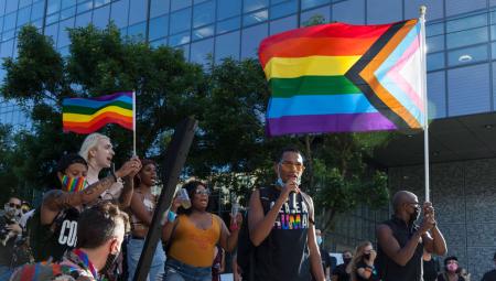 Demonstrierende mit Regenbogen- und Progress-Fahne. Nach der Ermordung von zwei trans Frauen gab es unter dem Motto »All Black Lives Matter« landesweite Proteste in den USA. Foto aus Seattle, 25.6.2020 (IMAGO / ZUMA Press Wire)