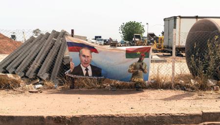 Am Straßenrand in Ouagadougou hängt ein Plakat von Interimsstaatschef Ibrahim Traoré und dem russischen Präsidenten Wladimir Putin, 5.3.2024 (IMAGO / Achille Abboud)