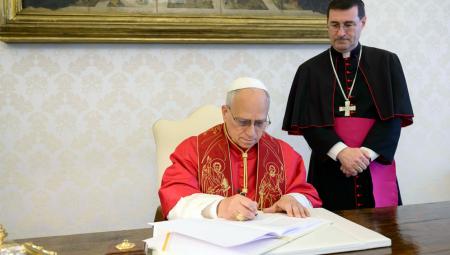 Papst Leo XIV. unterzeichnet seine Enzyklika, 25.5.2026 (IMAGO / Catholicpressphoto)