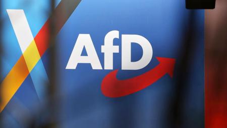 AfD-Schriftzug beim Bundesparteitag in Erfurt, 5.7.2026 (IMAGO / dts Nachrichtenagentur)