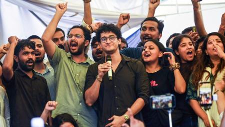 Der Sprecher der »Cockroach Janata Party«, Saurav Das, und Anhänger:innen der Partei feiern, nachdem der Bildungsminister Dharmendra Pradhan von seinem Amt zurückgetreten ist, 25.7.2026 (IMAGO / ANI News)