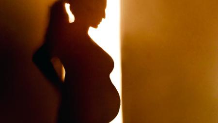 Die Silhouette einer Schwangeren (IMAGO / Zoonar)