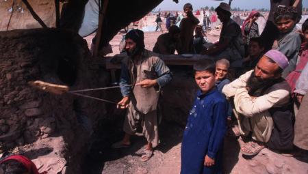 Afghanische Geflüchtete im Flüchtlingslager Jalozai in Pakistan. Hier wurden viele Männer für die Taliban rekrutiert, 30.6.2001 (IMAGO / Markus Matzel)