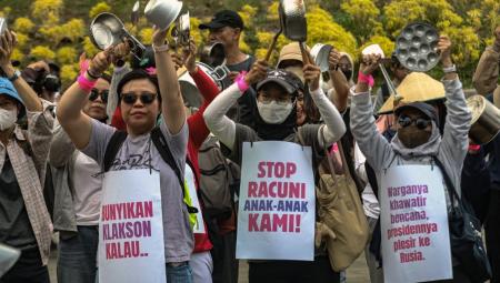 Frauen protestieren in Yogyakarta gegen das Programm »Makan Bergizi Gratis« (MBG) der Regierung von Präsident Probowo Subianto. Im Rahmen des MBG-Programms haben sich über 50.000 Menschen eine Lebensmittelvergiftung zugezogen (Foto vom 8.9.2026, IMAGO / ZUMA Press Wire)