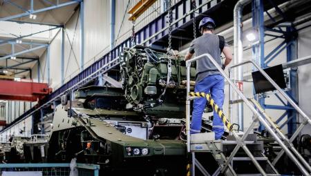 Ein Arbeiter in der Produktionsstrasse bei Rheinmetall in Kassel, 27.8.2026 (IMAGO / photothek)