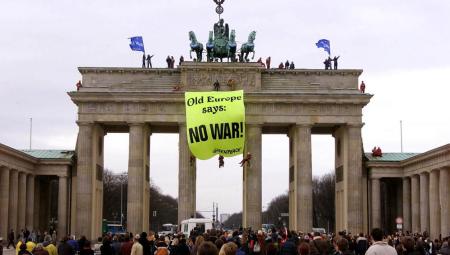 Protestaktion am Brandenburger Tor von Greenpeace gegen den Irakkrieg, 10.3.2003 (IMAGO / PEMAX)
