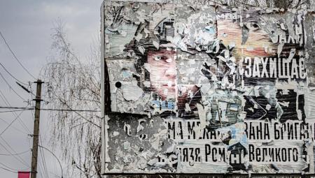 Eine verwitterte Werbetafel in der ukrainischen Stadt Kupjansk, 27.11.2024 (IMAGO / Funke Foto Services)