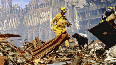 Ein Feuerwehrmann in den Trümmern bei den Räumungsarbeiten nach dem Terroranschlag auf das Worl Trade Center. Bild vom: 21.9.2001 (IMAGO / ZUMA Press Wire)