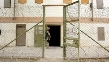 Das Abu Ghuraib-Gefängnis im Irak. 2004 wurde bekannt, dass US-Besatzungstruppen dort irakische Insassen misshandelten und folterten. Foto vom 10.5.2004 (IMAGO / Newscom World)