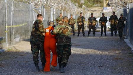 Nach den Terroranschlägen vom 11. September 2001 und dem darauf folgenden Krieg in Afghanistan wurde begonnen, den Marinestützpunkt der US Navy in der Guantánamo-Bucht auf Kuba um ein Internierungslager für Gefangene zu erweitern, Foto vom 18.1.2002 (IMAGO / ZUMA Press Wire)