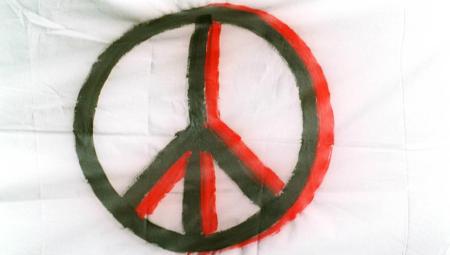 Friedenssymbol auf einem Banner auf einer Friedensdemonstration in Berlin gegen den Krieg in Afghanistan, 13.10.2001 (IMAGO / David Heerde)