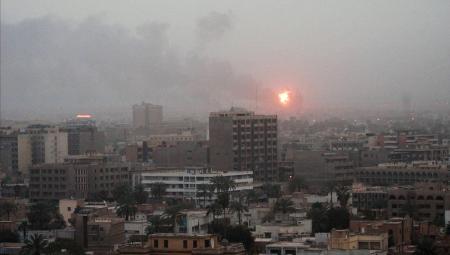 Das Bombardement Bagdads am 20. März 2003, mit dem der Irakkrieg begann (IMAGO / ABACAPRESS)