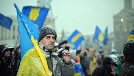 Demonstrant mit ukrainischer Fahne auf dem Maidan in Kiew