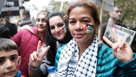 Jugendliche Demonstrantinnen mit Kufiya