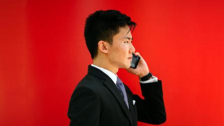 Ein Mann telefoniert mit seinem Mobiltelefon