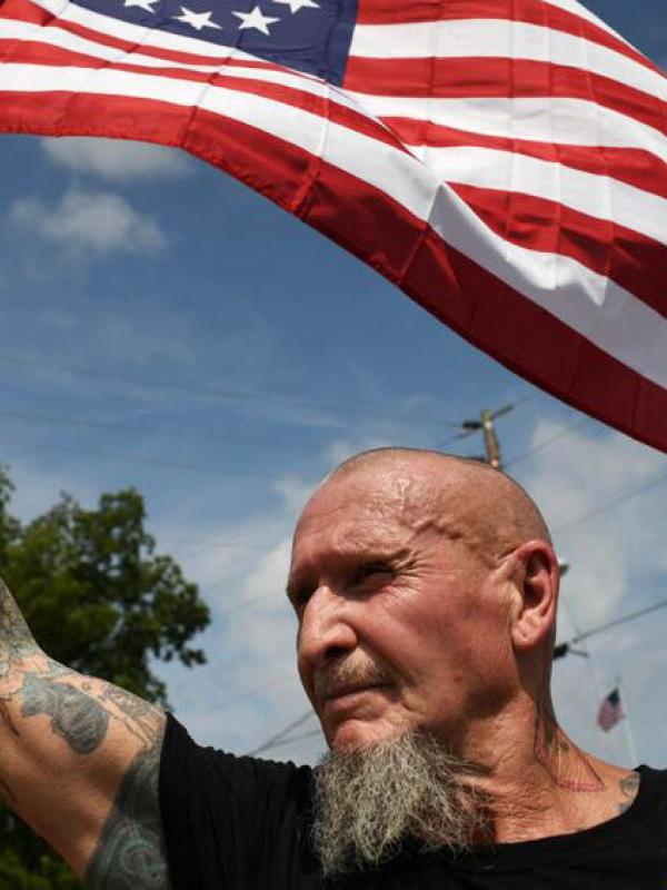 Chester Doles, ein langjähriger Anführer der weißen Nationalisten, führt einen Marsch zu Ehren von Präsident Trump in Dahlonega, Georgia an - 14. September 2019 (imago images / ZUMA Wire)