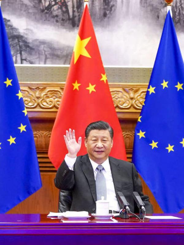Der chinesische Präsident Xi Jinping trifft sich mit der deutschen Bundeskanzlerin Angela Merkel, dem französischen Präsidenten Emmanuel Macron, dem Präsidenten des Europäischen Rates Charles Michel und der Präsidentin der Europäischen Kommission Ursula von der Leyen via Videoverbindung in Peking, der Hauptstadt Chinas, am 30.12.2020.