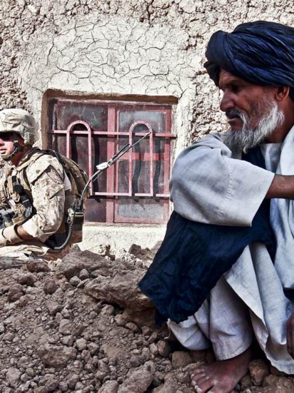 Ein Soldat sammelt Informationen von afghanischen Dorfbewohnern während einer Patrouille im südlichen Teil des Bezirks Washir in Afghanistan, 4.10.2011 (IMAGO / StockTrek Images)