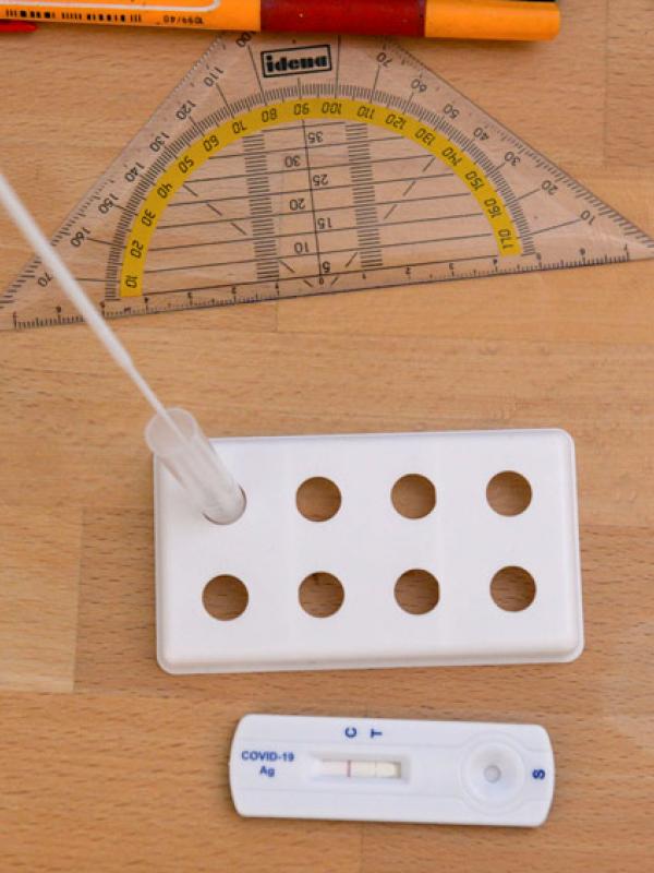 Tisch eines Schulkindes mit COVID-19 Antigen-Testkit, 12.3.2021 (IMAGO / MiS)